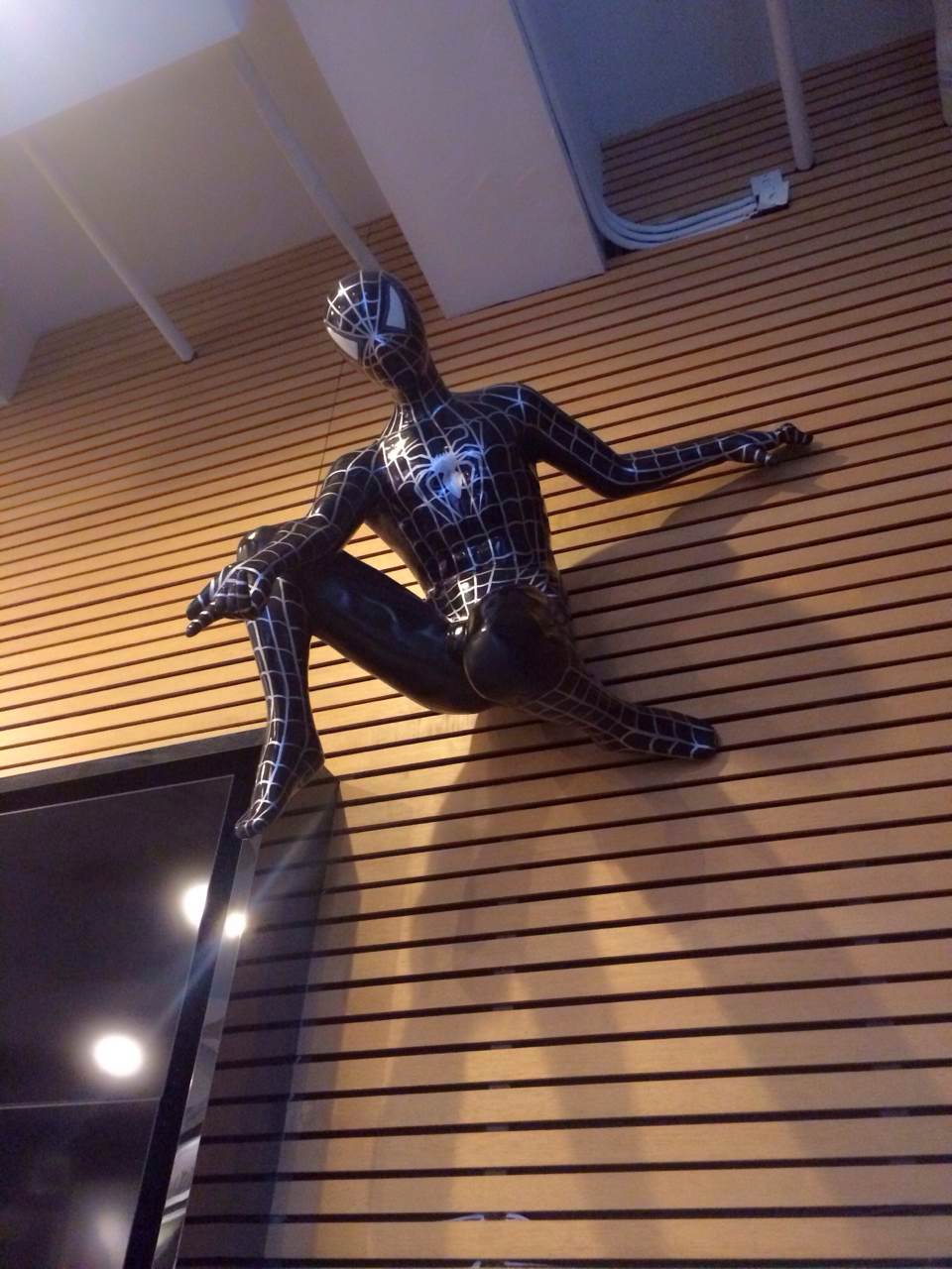 玻璃鋼蜘蛛俠雕塑